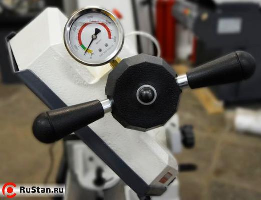 Натяжение пилы осуществляется рукояткой с тензометром, что позволяет контролировать натяжение полотна и тем самым получать стабильный рез и продлить срок службы полотна. фото №2 Натяжение пилы осуществляется рукояткой с тензометром, что позволяет контролировать натяжение полотна и тем самым получать стабильный рез и продлить срок службы полотна. фото №2