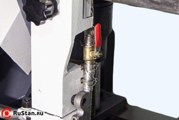 Станок оснащен системой подачи СОЖ с удобно расположенной емкостью и раздельным регулированием расхода охлаждающей жидкости. фото №5 METAL MASTER MGH-300Z фото №5