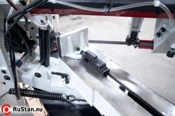 Зажимной рычаг с обратной стороны тисков, для поворота рамы на любой угол от 0° до 45° фото №10 Stalex BS-1018R фото №10