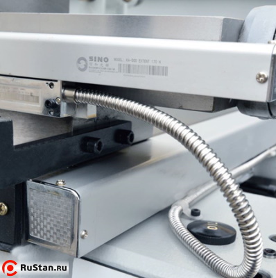 Продольная, поперечная и тонкая продольная подачи оснащены оптическими линейками с точностью позиционирования ±5 мкм. фото №15 METAL MASTER Z46100 фото №15